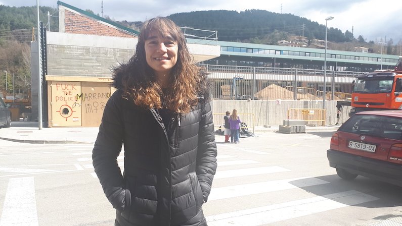Gisela Pulido davant la nova Escola Pirineu ahir al migdia