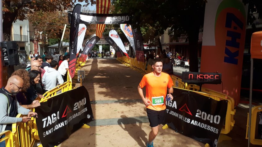 Un corredor entrant a línia de meta de la cursa de muntanya Taga 2040