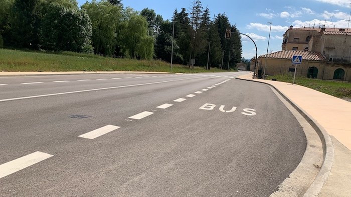 Una de les parades de bus de la comarca, a la Colònia Llaudet