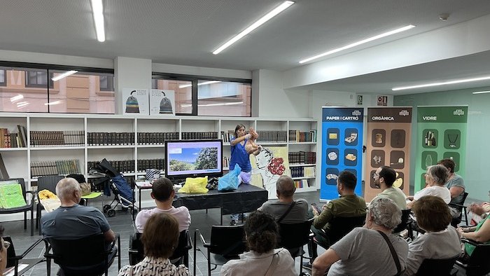 La xerrada va tenir lloc a la Biblioteca Lambert Mata de Ripoll