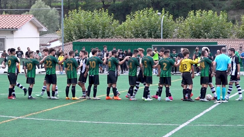 Durant la salutació dels dos equips, just abans del xiulet inicial