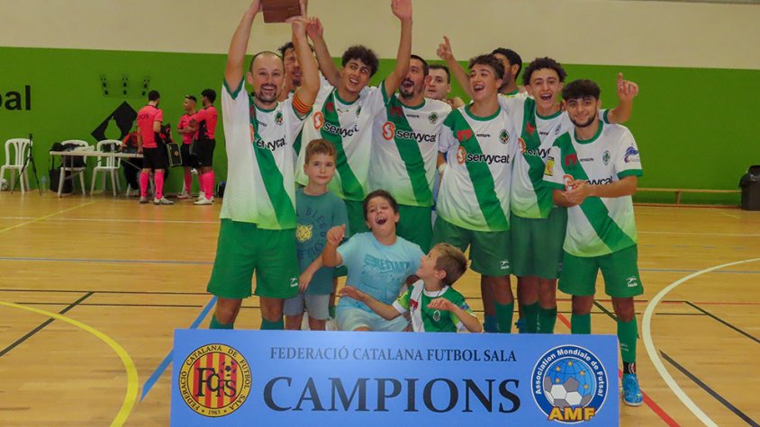 Els jugadors de l'EFS Ripoll aixecant la copa