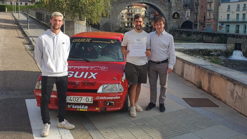 Foto per recordar el moment d'entrega de l'ajut a Cortés