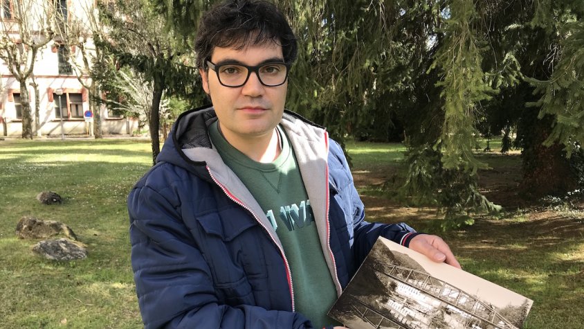 Miquel Esteve amb una de les fotografies dels ponts de Ripoll