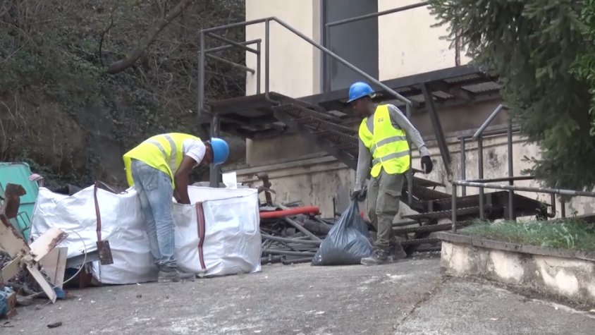 Els operaris ja treballen dins l'abocador