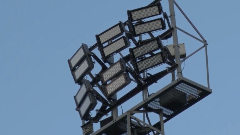 Una de les torres ja canviades al camp petit de futbol de Ripoll