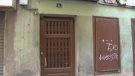 Tapien un pis que estava ocupat al carrer Sant Jaume de Ripoll
