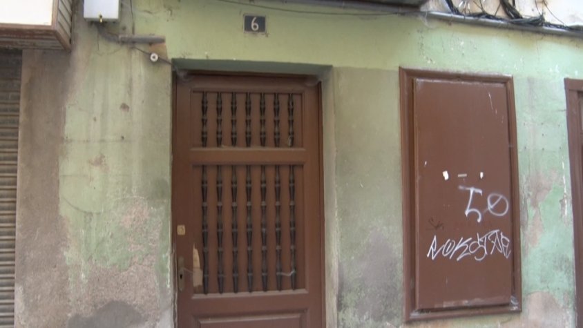Tapien un pis que estava ocupat al carrer Sant Jaume de Ripoll