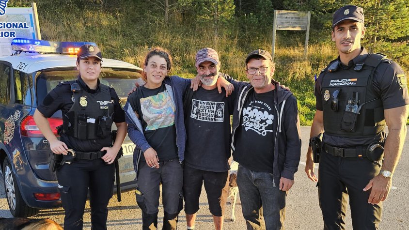 L'excursionista amb els agents de la Policia Nacional