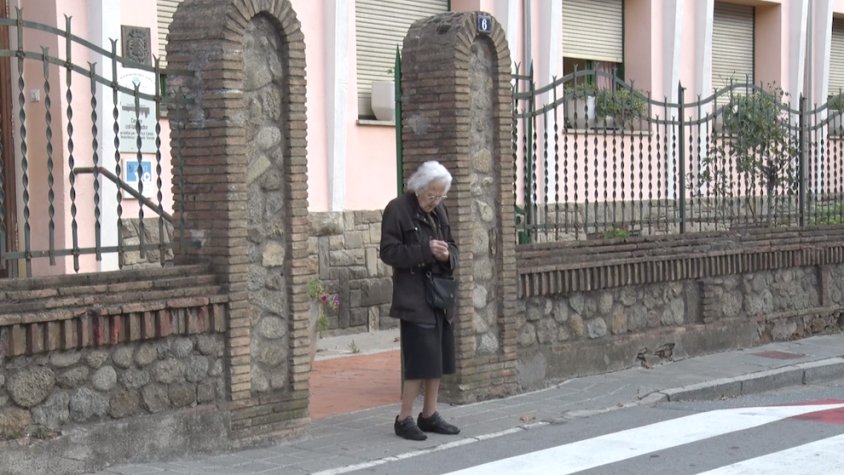 Una persona d’edat avançada sortint de la Residència Municipal de la Gent Gran de Ribes de Freser