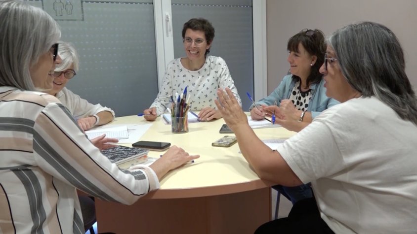 Participants del taller escribint i comentant