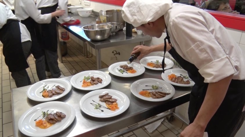 Alumne del cicle d'hostaleria i passtisseria preparant uns plats