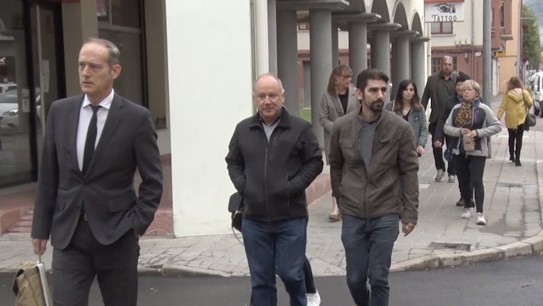 La comitiva d'Aliança Catalana entrant al jutjat