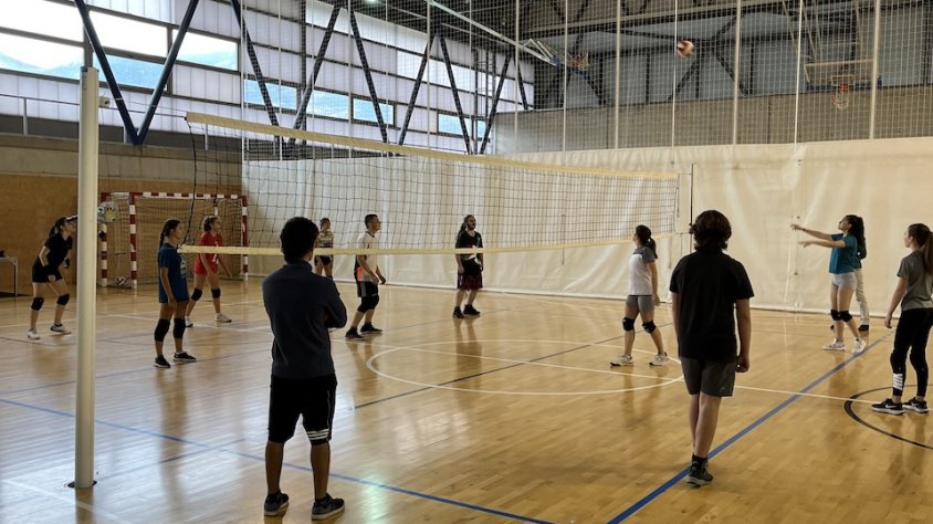 Els equips juvenil i cadet del Club Vòlei Ripollès durant un entrenament