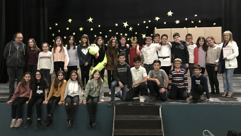 Els alumnes de 6è de primària porten el pes de l'obra