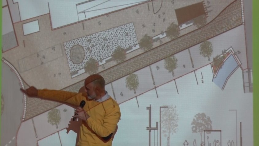 L'alcalde Oriol Lázaro presentant el projecte inicial