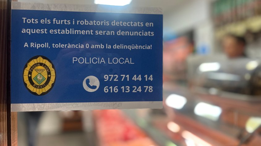Adhesiu de la campanya enganxat en un dels comerços de Ripoll
