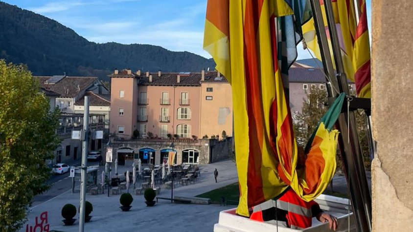 Les banderes de l'Ajuntament aquest dimarts