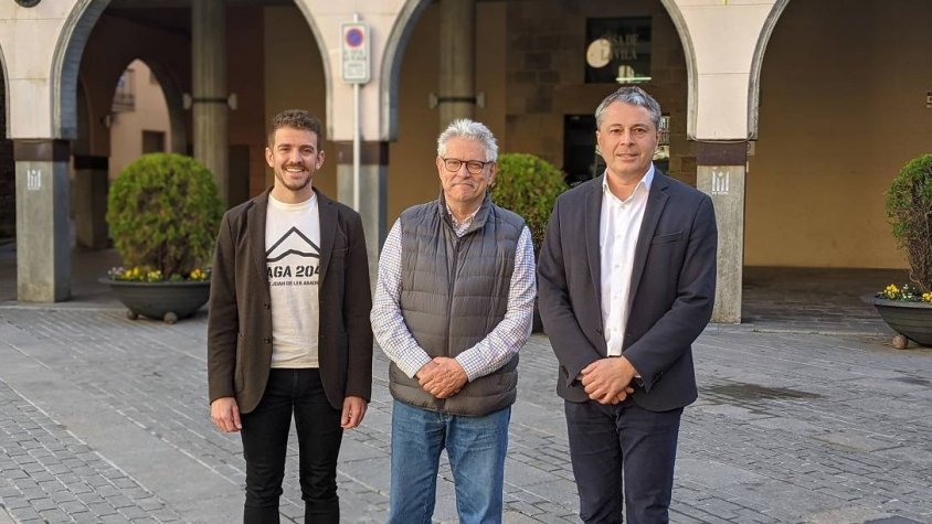 El president de la Volta, Rubèn Peris, amb el regidor d'esports, Albert Ramoneda, i l'alcalde de Sant Joan de les Abadesses, Ramon Roqué