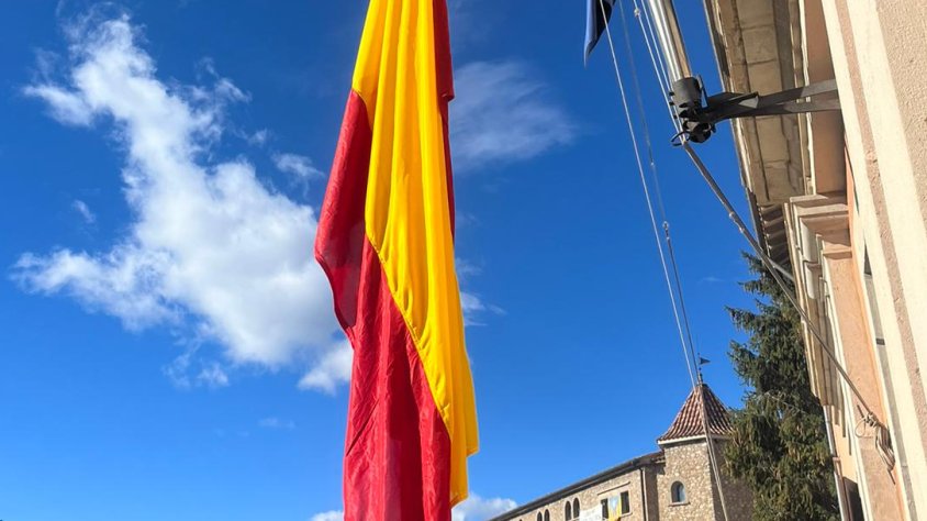 El moment de penjar la bandera