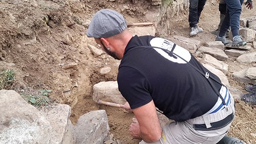 L'expert en pedra seca demostrant el procés de construcció