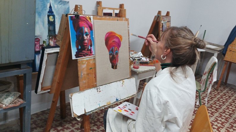 Membre de l'associació pintant un quadre