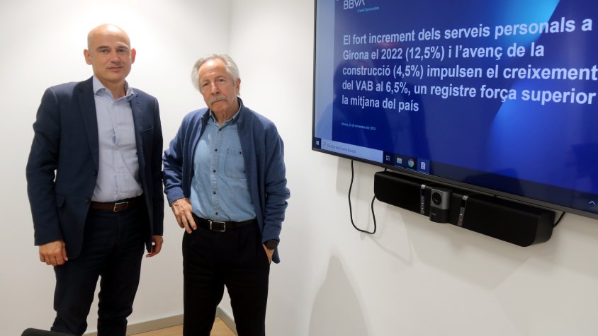 El director de zona del BBVA a Girona, David Meavilla, i el catedràtic emèrit i autor de l'estudi, Josep Oliver, durant la presentació de l'anuari