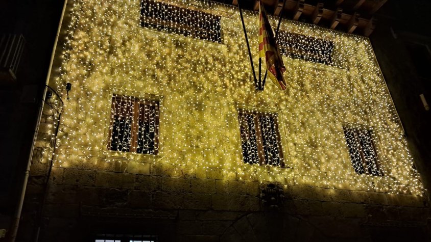 La façana de l'Ajuntament de Camprodon il·luminada