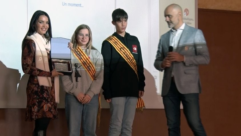 La fillola de l'artista, María Rios, recollint la placa amb el nomenament de Josep Fossas com a fill predilecte de Campdevànol