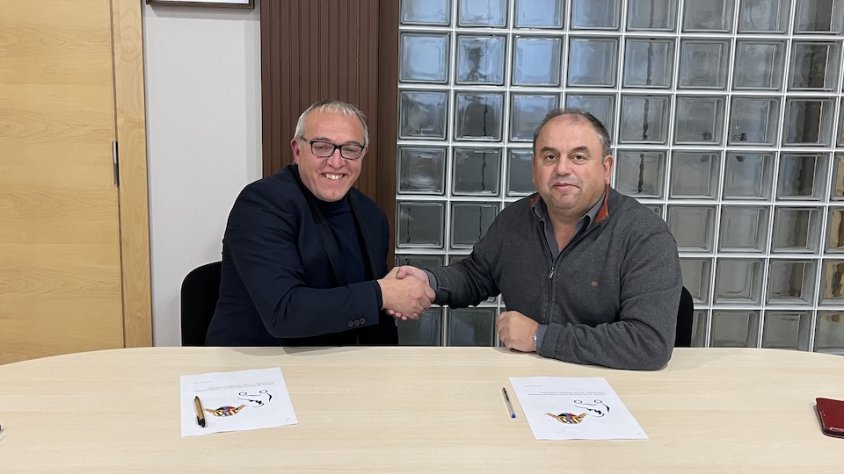 Josep Sagués, president del CPA Olot, i Jordi Martí, president de la FEC Vall del Ter, segellant l'acord