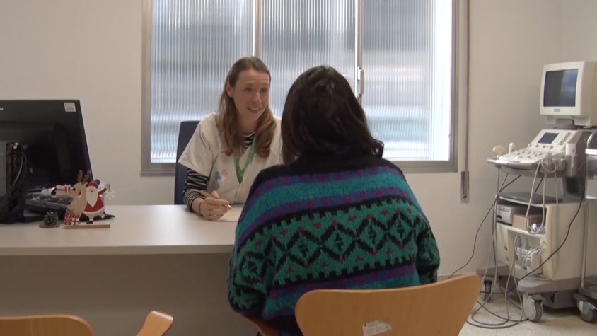 La doctora en una de les sessions de psicooncologia al CAP de Ripoll