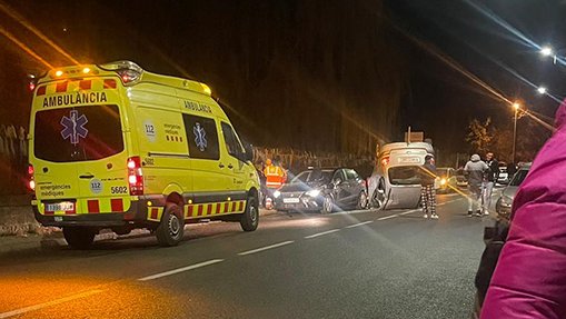 Una col·lisió entre cinc vehicles a la carretera direcció Gombrèn de Campdevànol causa dos ferits lleus 