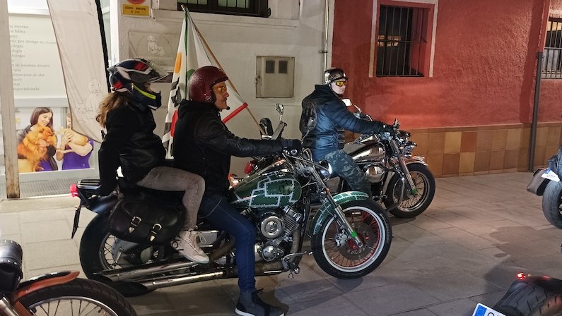 Els Roosters recullen les joguines dels comerços de Ripoll | Pol Balcells