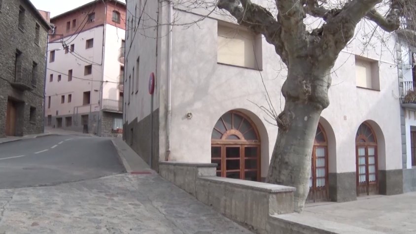 Ajuntament de Planoles, al centre de la vila