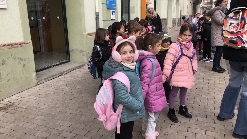 Els alumnes de l’Escola Pirineu enganxen els codis QR als equipaments del poble