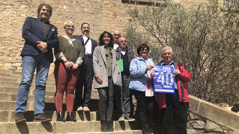 Els representants de les institucions i entitats que faran possible la Fira de les 40 Hores a les escales de l'església de Sant Pere