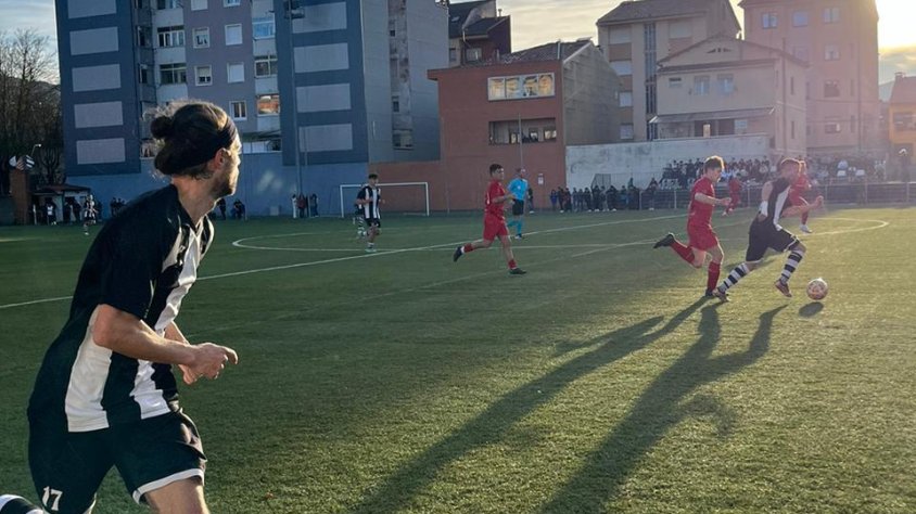 Moment del derbi entre Abadessenc i Camprodon