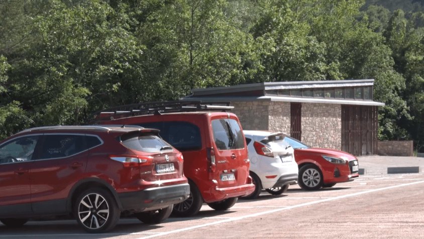 L'aparcament té un cost de 10 euros per vehicle i dia