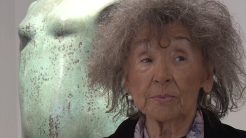 Rosa Serra durant l'estrena de la nova expisició