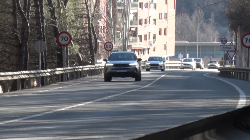Trànsit a la carretera C-17, al costat de l’avinguda del Ripollès