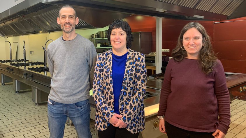 Els coordinadors de l'obrador compartit juntament amb Chantal Pérez, al centre, durant la presentació de l'obrador