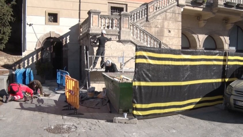 Obres a la façana de l'Ajuntament de Ripoll