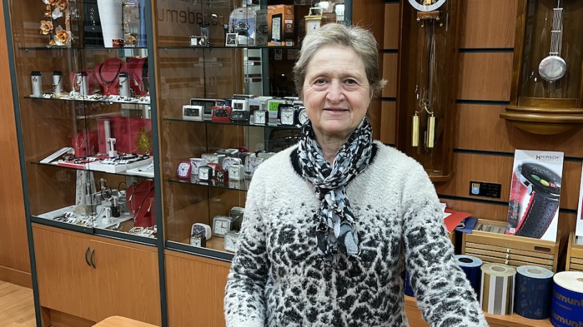 La Teresa, darrere el taulell que ha estat casa seva des que va néixer