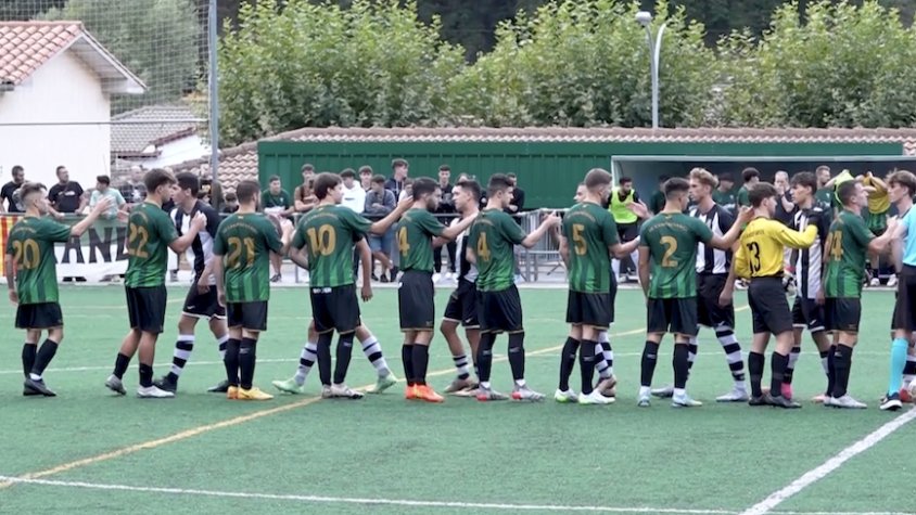UE Campdevànol i CE Abadessenc, saludant-se abans del matx de la primera volta