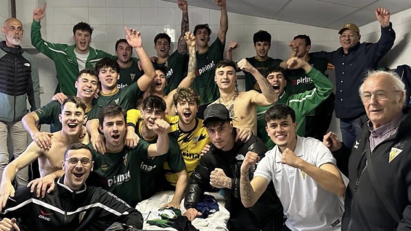 Els jugadors de la UE Campdevànol celebren el triomf a Sant Joan