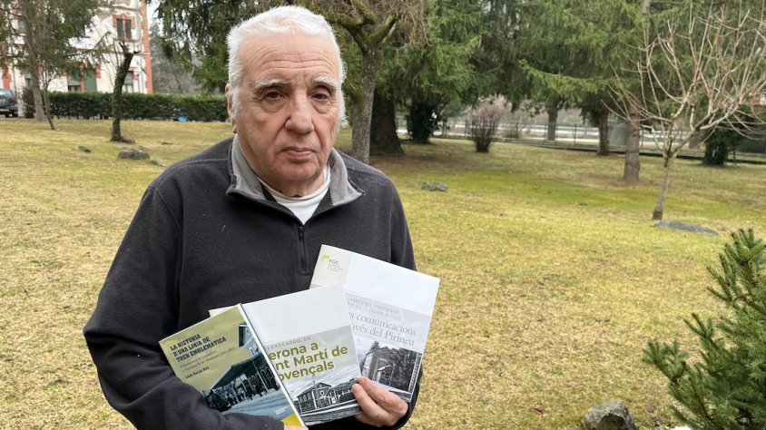 Lluis Garcia, amb els tres volums que ha publicat