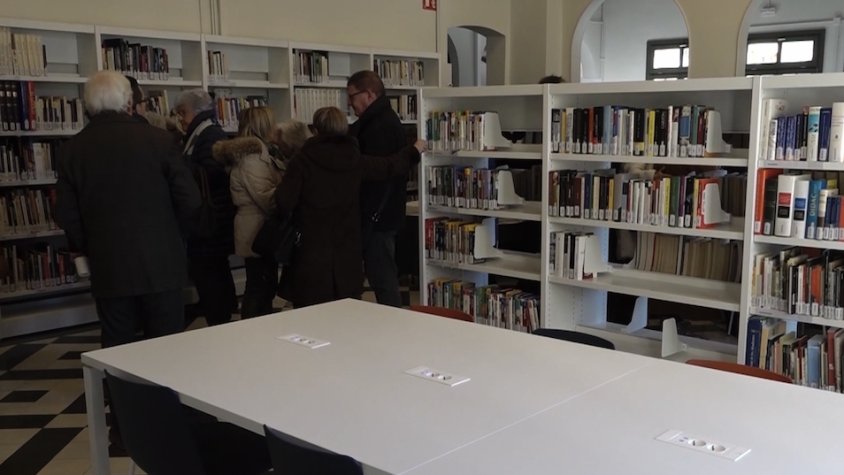 L'interior de la biblioteca Josep Picola, el dia de la inauguració