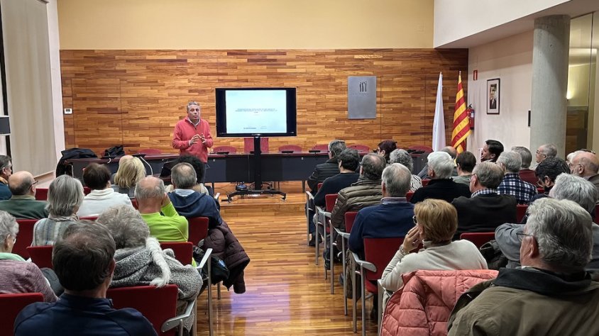 La sala de plens de l'ajuntament de Sant Joan es va omplir per escoltar els projectes de reurbanització del 2024