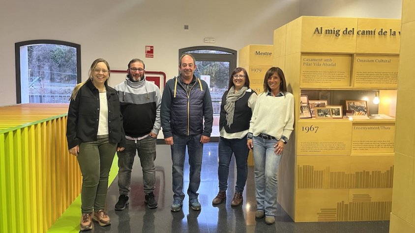 L'alcaldessa Mònica Santjaume, alguns regidors i els fundadors de la Qperativa a la biblioteca Terra Baixa