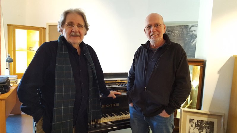 De Persia i Alzamora, davant el piano amb què Albéniz i Money-Cutts treballaven a Londres